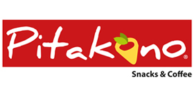 PITAKONO snacks & coffee - Tα καταστήματα «PITAKONO snacks & coffee» είναι all day “take away” μικρά σημεία πώλησης μικρογευμάτων όπου κατά κύριο λόγο προσφέρεται μια μεγάλη ποικιλία από snacks που έχουν σαν βάση την «pitakono».
Η «pitakono» είναι προψημένη ζύμη σε σχήμα κώνου η οποία ανάλογα με τη συνταγή της ζύμης και το μέγεθος της γεμίζει με διάφορα υλικά και δημιουργεί τις παρακάτω κατηγορίες snack:
-	Pitakono Pizza
-	Pitakono Salad snack
-	Pitakono Grill snack & Hot Dog 
-	Pitakono Special Τοστ 
-	Pitakono Pancakes.
Τα υλικά της γέμισης είναι τοποθετημένα σε ψυγείο – βιτρίνα και ανάλογα με την παραγγελία ο κώνος γεμίζεται και ψήνεται μπροστά στον πελάτη σε 3 περίπου λεπτά.
Παράλληλα στα καταστήματα προσφέρονται καφέδες, αναψυκτικά, χυμοί, μπύρες κλπ.
Το μέγεθος ενός καταστήματος «PITAKONO snacks & coffee» δεν χρειάζεται να υπερβαίνει τα 25 τ.μ. Το μικρό μέγεθος εξασφαλίζει  τη χαμηλή αρχική επένδυση και το χαμηλό λειτουργικό κόστος χωρίς να μειώνει το επίπεδο εξυπηρέτησης του πελάτη και το επίπεδο λειτουργίας του καταστήματος.